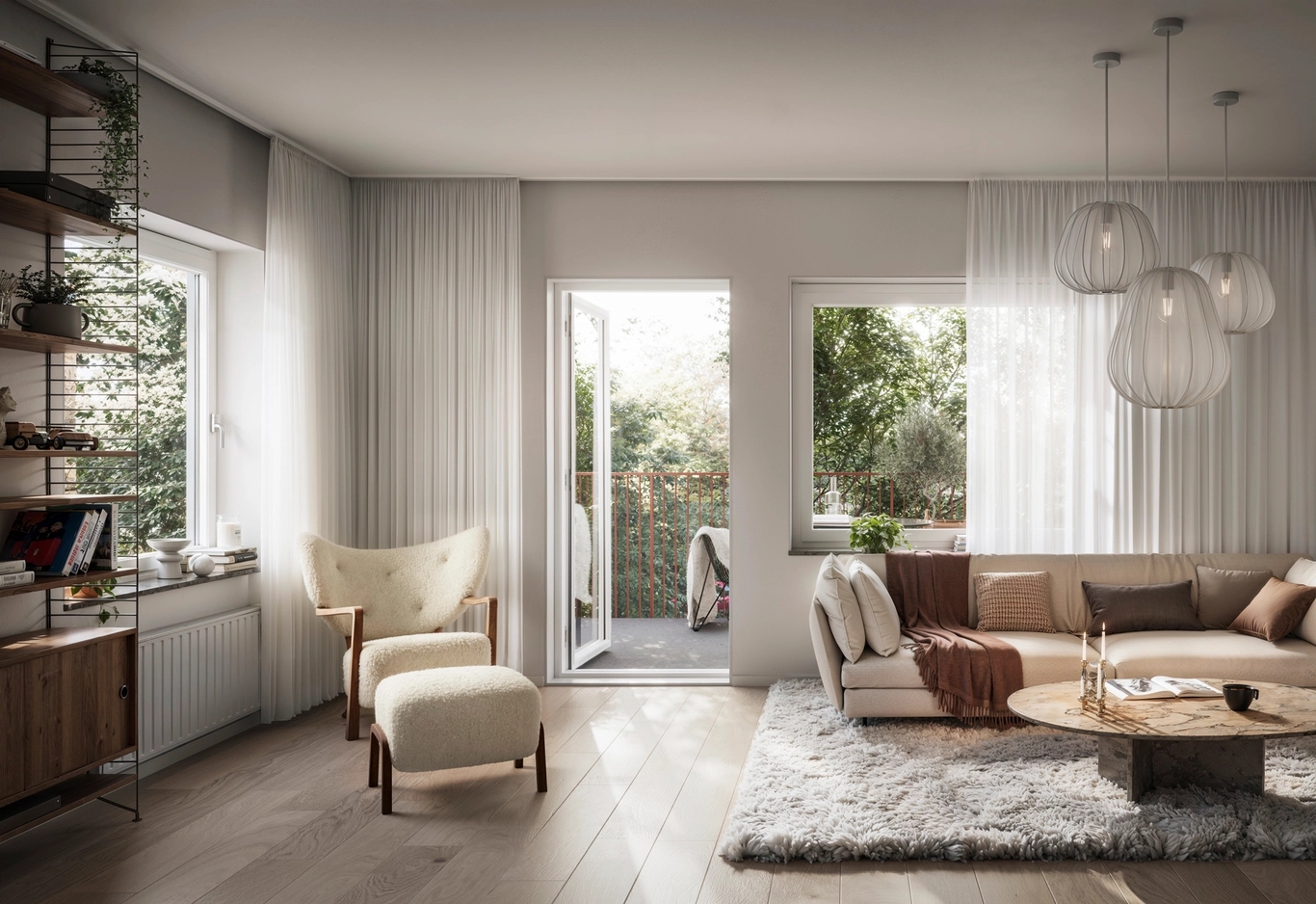 Podium i Saltängen Nacka. Modernt vardagsrum med neutrala toner, en mysig soffa, fåtölj, stora fönster och en öppen dörr till en grön balkong.