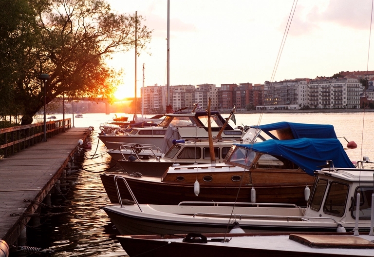 Segelbåtar vid brygga