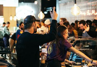 Restaurang eller café med många gäster.