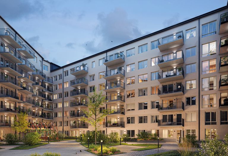 Innergård med husfasad i kvällsljus