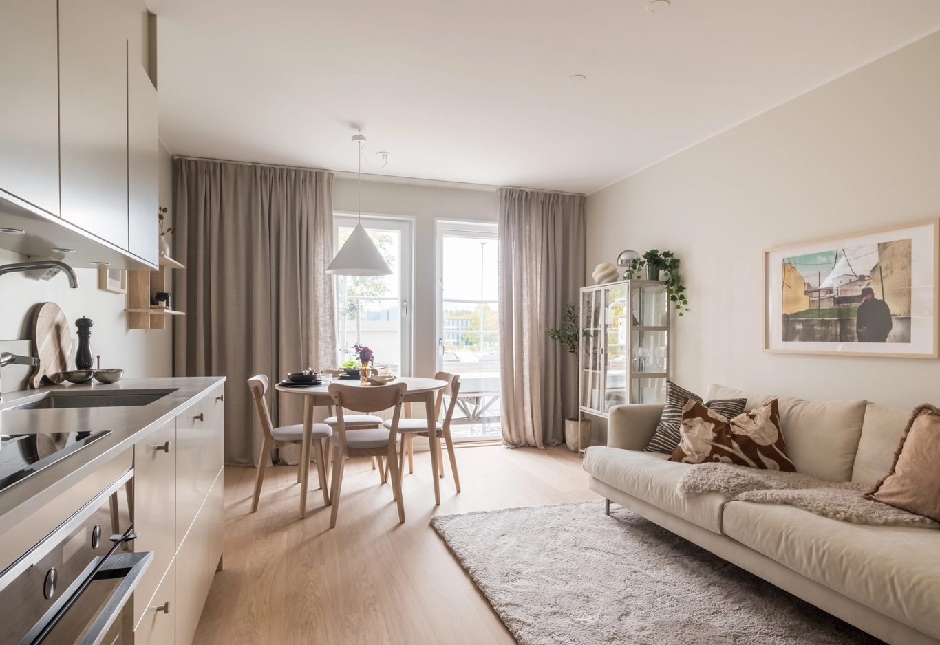 Möblerat vardagsrum med ljus inredning