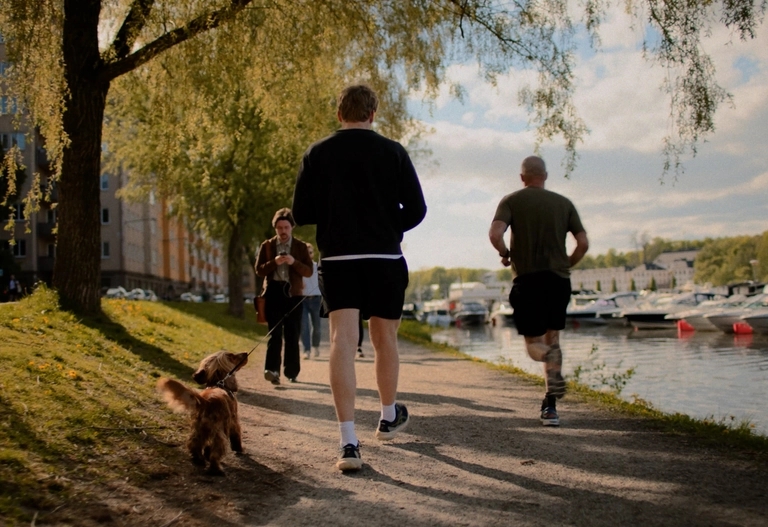 Männiksor som springer på strandpromenaden vi Karlbergskanal
