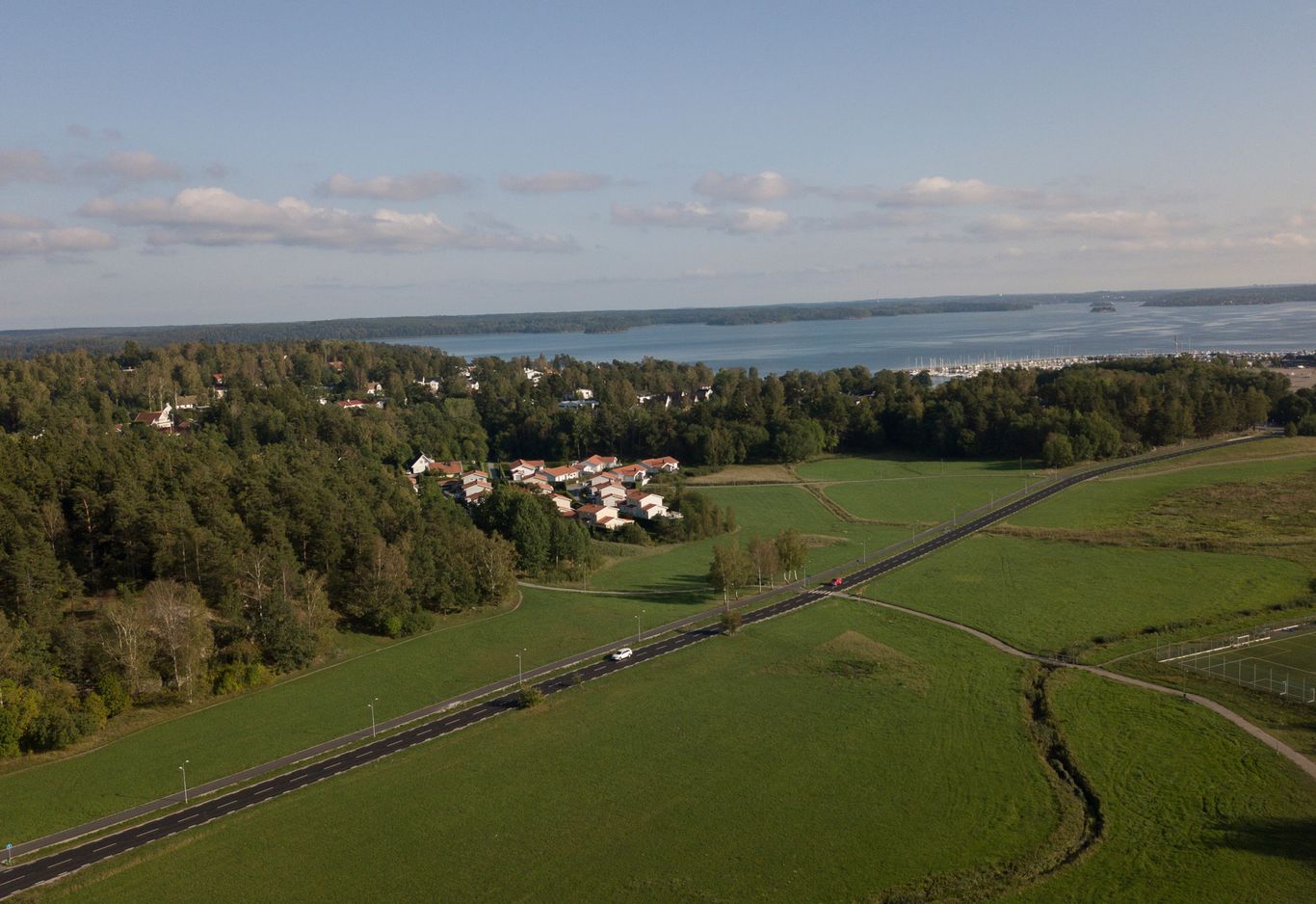 Flygfotografi över ett lantligt landskap