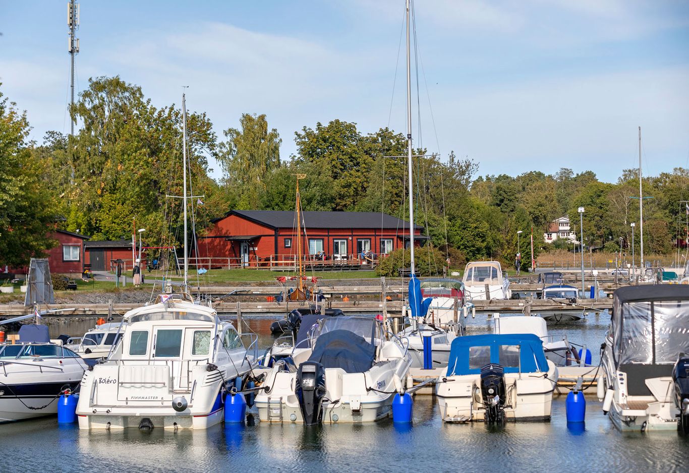 Flera båtar ligger förtöjda i en småbåtshamn