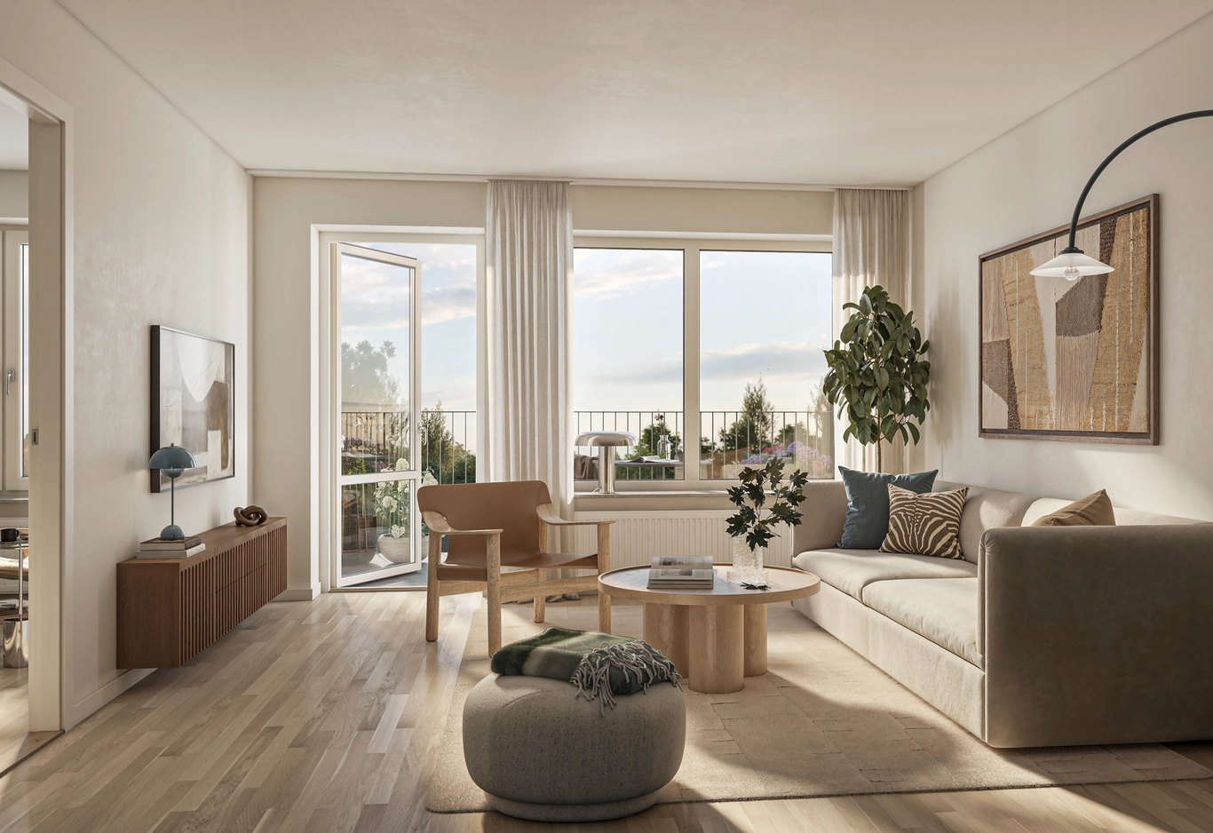 Möblerat vardagsrum med soffa, fåtölj och sittpuff. En balkongdörr är öppen i bakgrunden och leder ut en möblerad balkong under blå himmel.