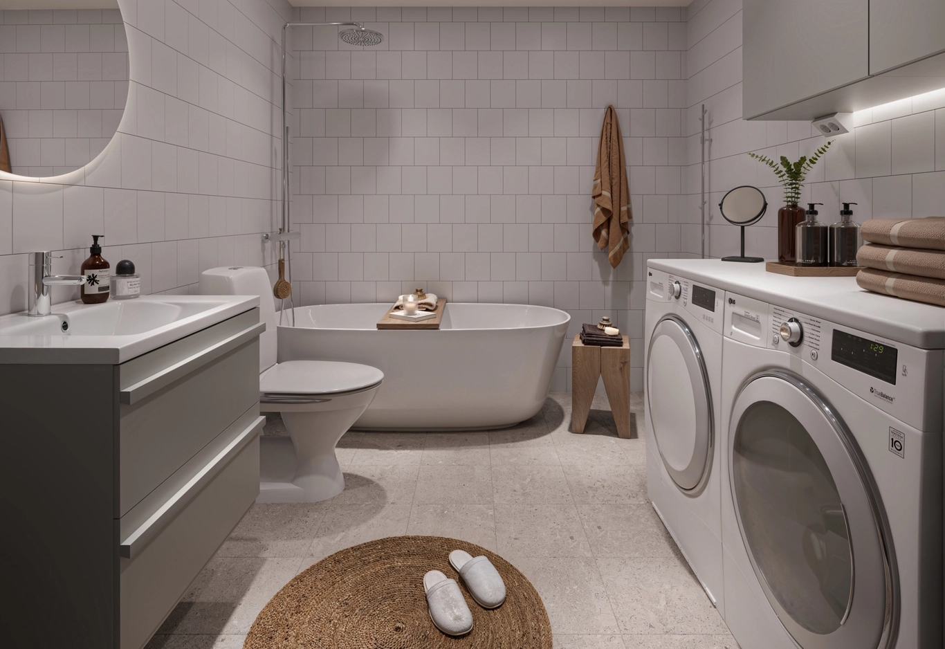 Badrum med badkar, tvättmaskin, torktumlare. Kakel och klinker i vitt och ljst grått