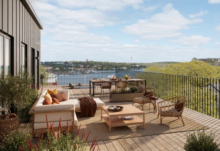 Stor terrass med möbler och utsikt mot Saltsjön