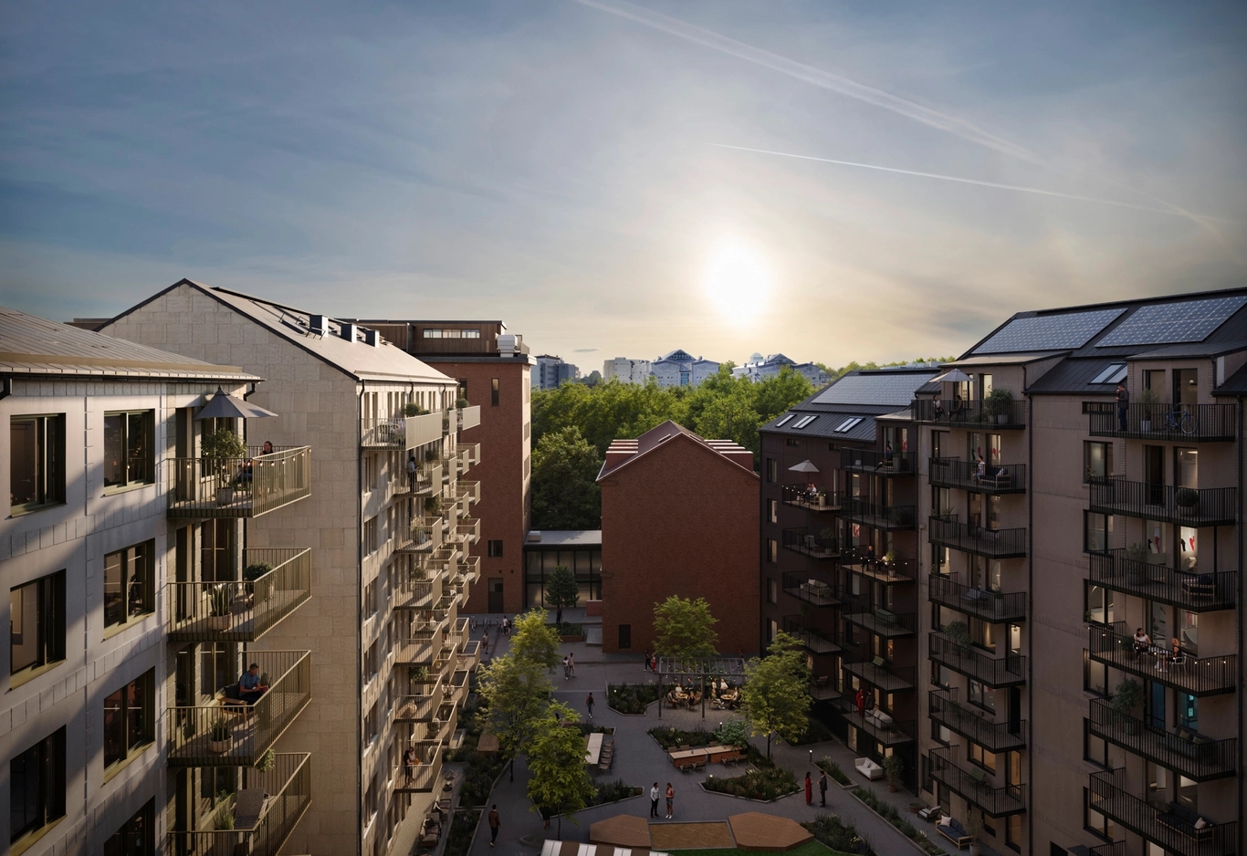 Utsikt från balkong mot en innergård med träd och människor, under en nedgående sol och klar himmel.