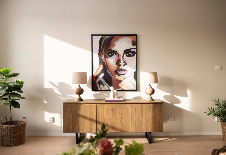 Ett barn som bär ett annat barn på ryggen i en lek på en äng i motljus.