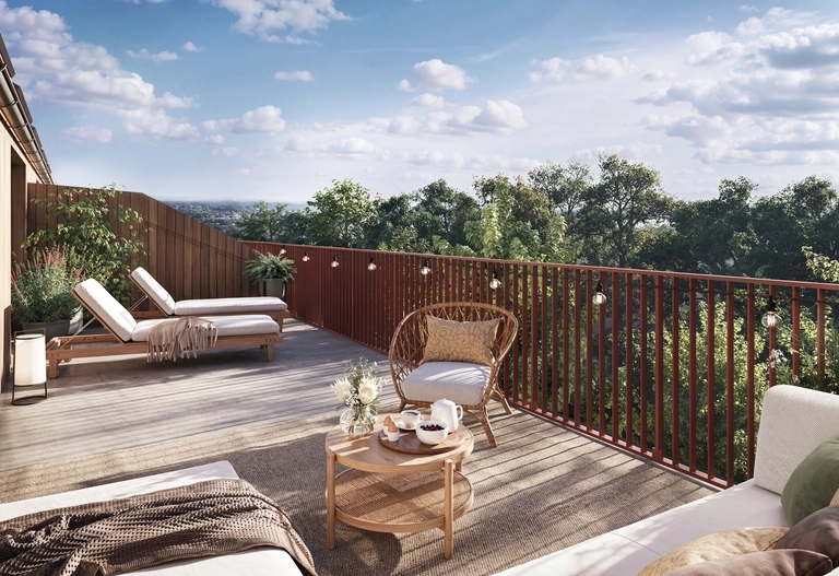 Podium. Utomhusterrass med solstolar, bord, rottingstol, trädäck och utsikt över träd under en delvis molnig himmel.