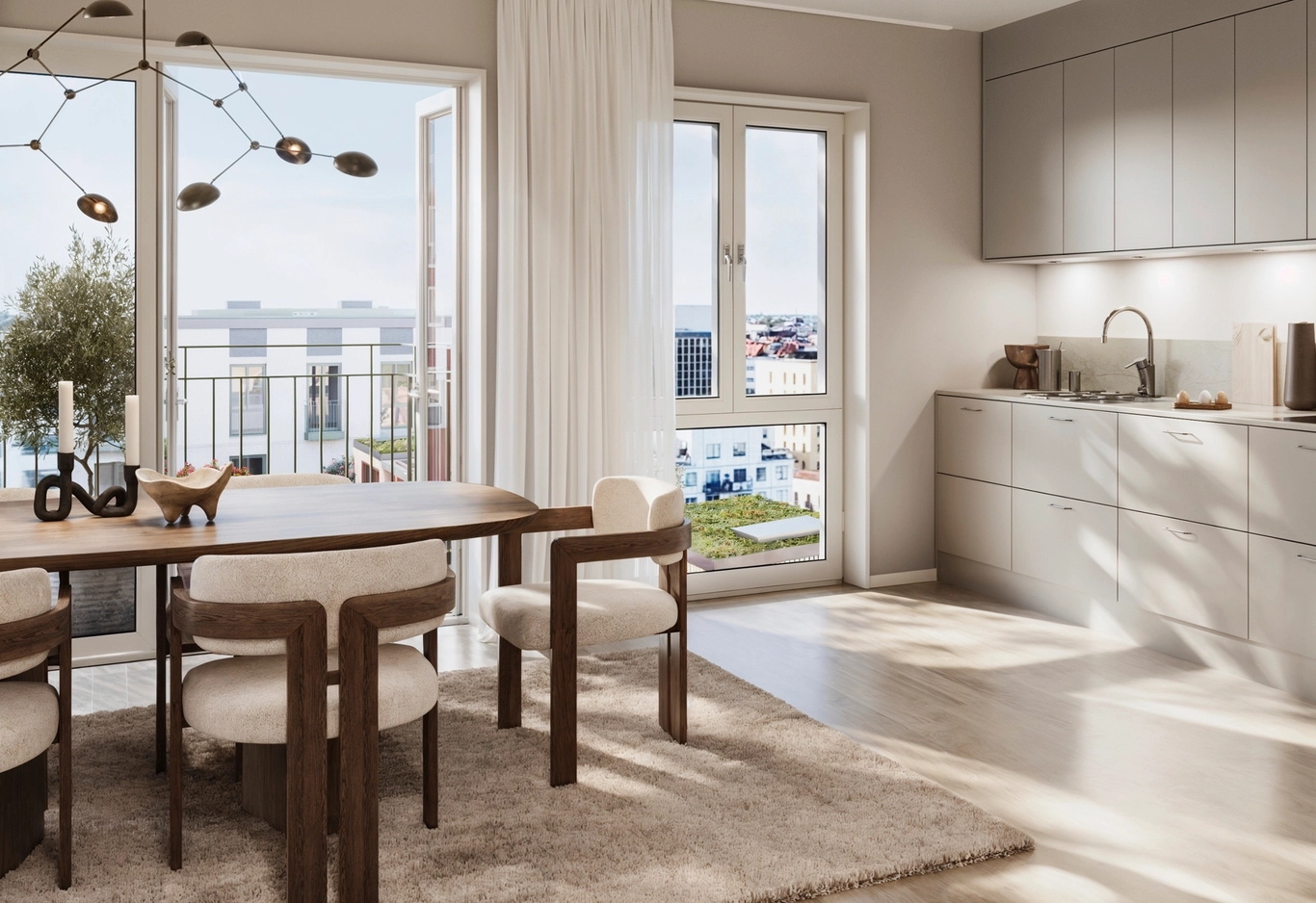 Modernt kök och matplats med träbord, v stolar, stort fönster och balkong.