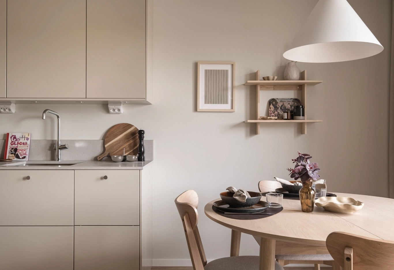 Matplats i anslutning till kök.