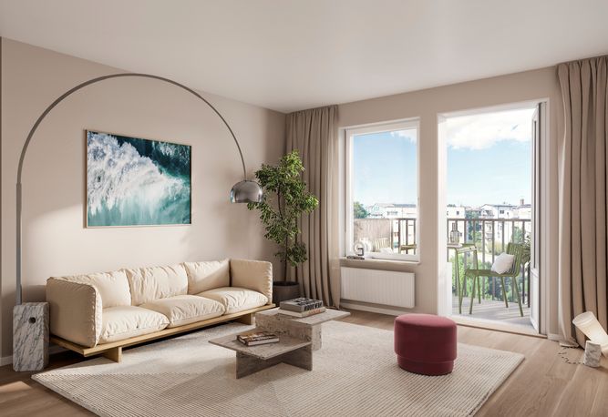 Vardagsrum med en beige soffa, soffbord, golvlampa och krukväxt. Havskonstverk på väggen. Två stora fönster och dörr till balkong.