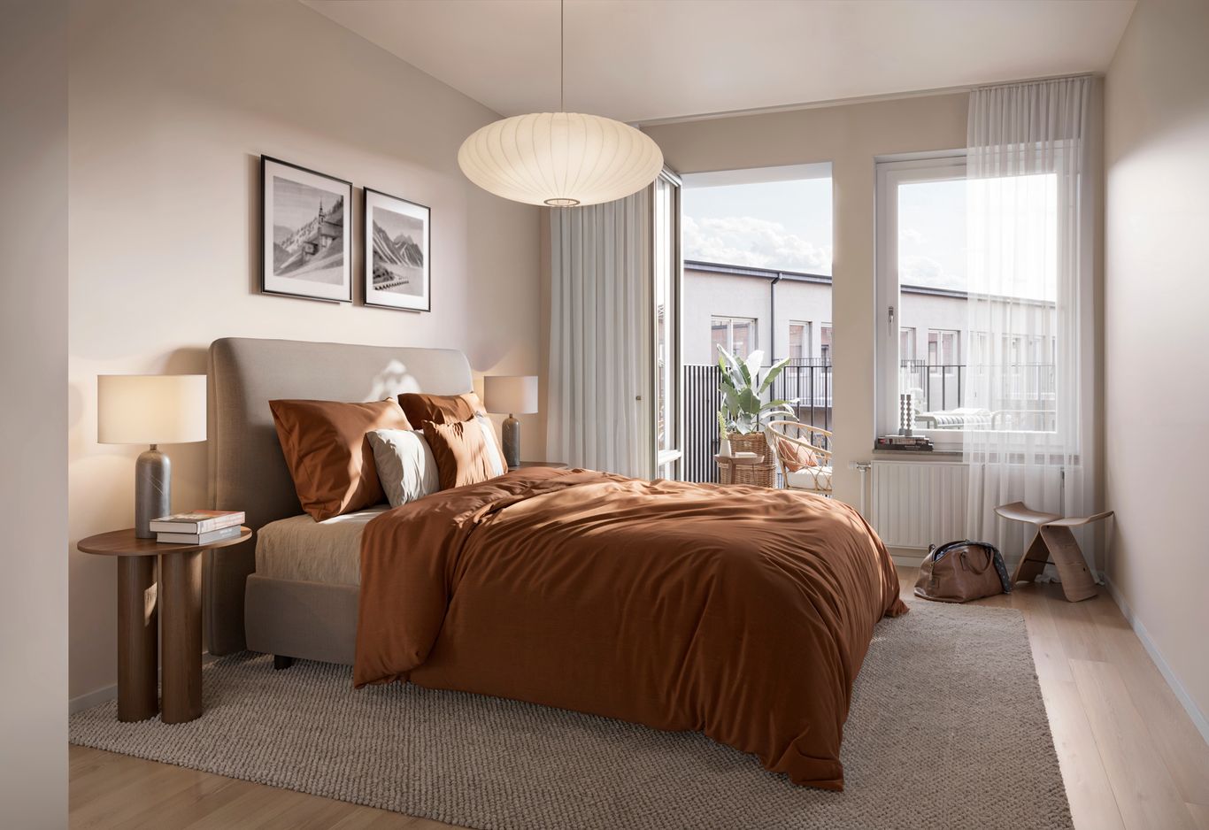 Sovrum med dubbelsäng och utgång till balkong