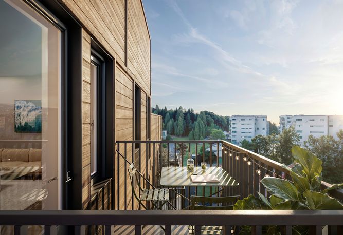 Balkong i Hertha. Bord och stolar. Solstrålar.