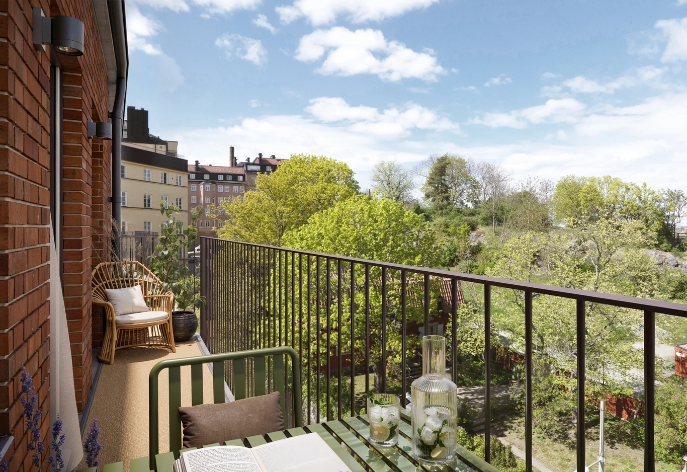 Utsikt från balkong mot Åsöberget, grönska och hus