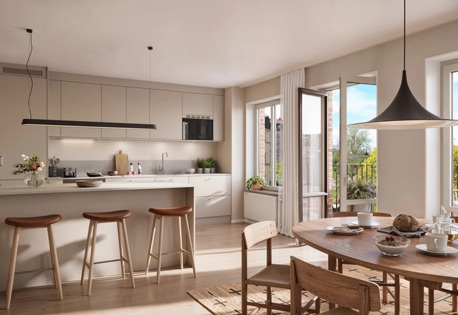 Kök i ljusa färger med både matplats och köksö