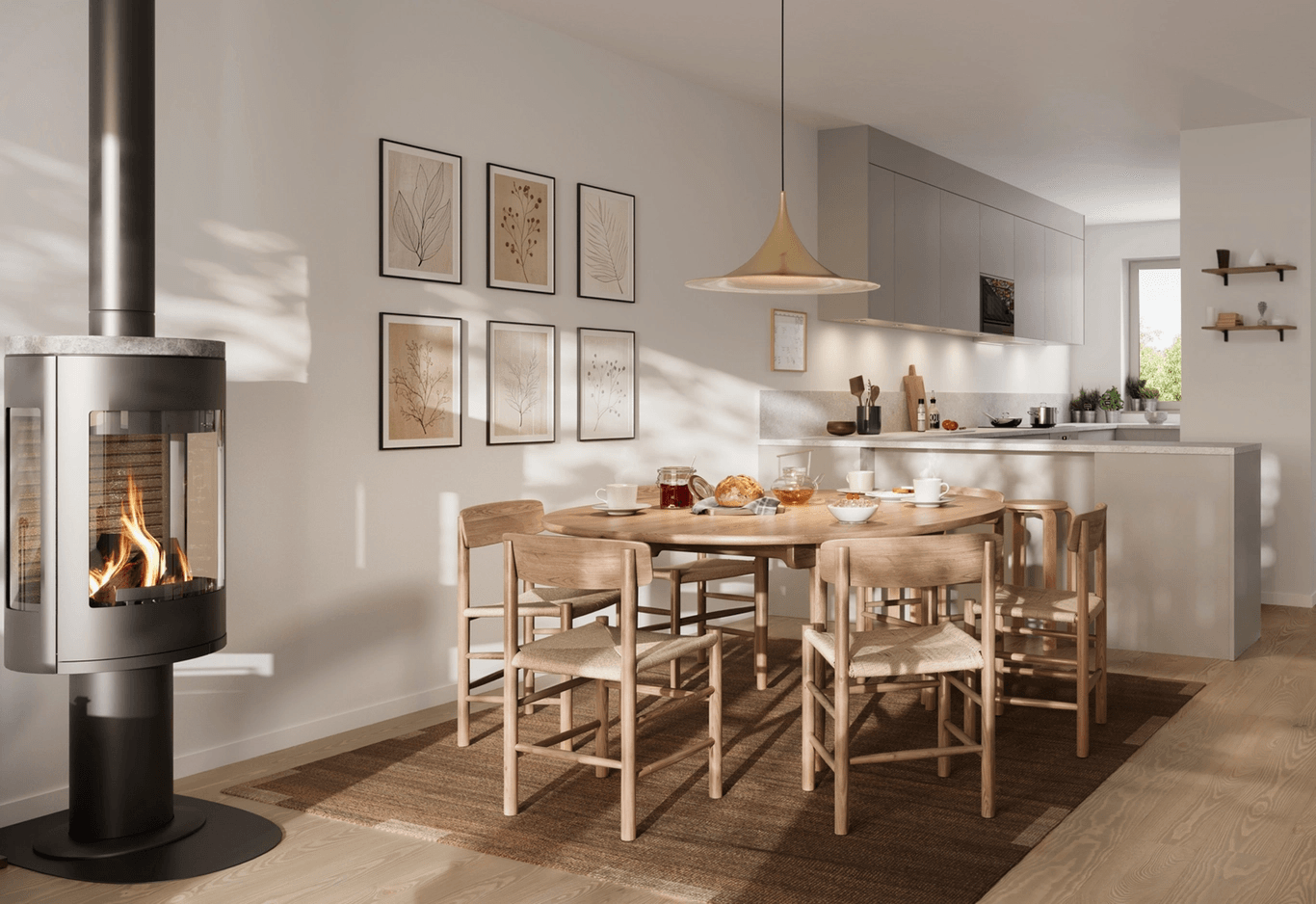 Modern matplats med bord och stolar i trä, vedeldad kamin och kök i bakgrunden.