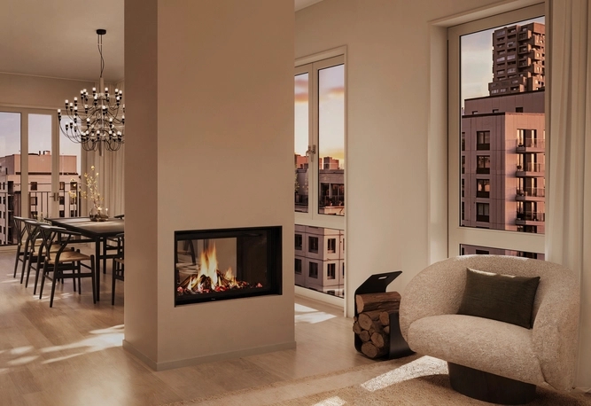 Modern lägenhetsinredning med öppen spis, matplats, fåtölj, stora fönster och utsikt över stadsbilden i solnedgången.