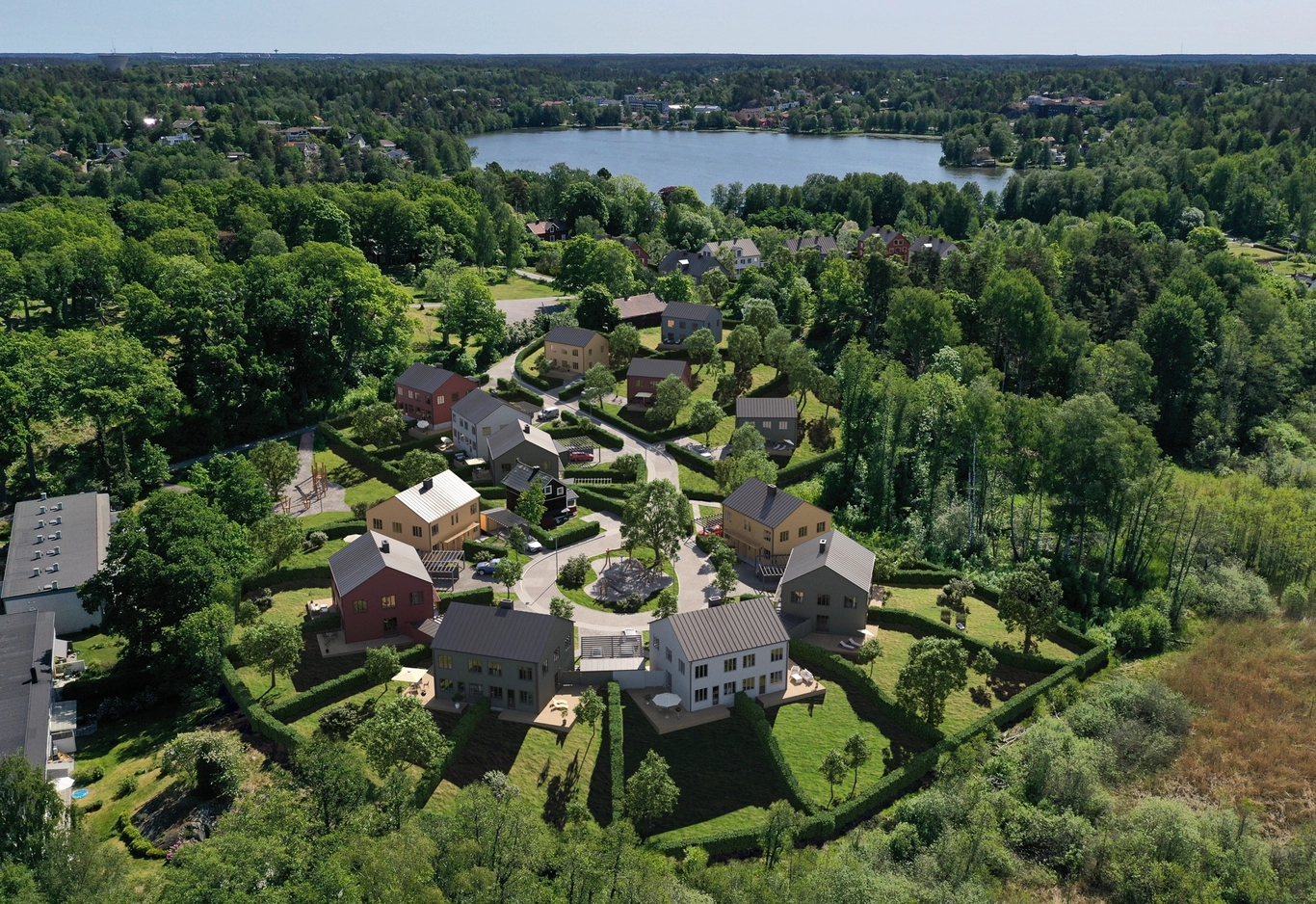 Renderat flygfoto över ett litet bostadsområde längs med återvändsgata, gröna omgivningar och utblick över sjö.